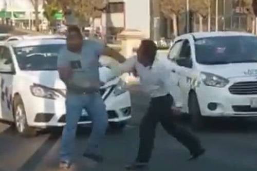 Video: Taxistas de Toluca protaqgonizan zafarrancho; uno trató de atropellar al rival
